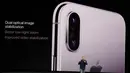 Dual kamera pada iPhone X dijelaskan oleh Phil Schiller saat peluncurannya di Steve Jobs Theatre, California, Selasa (12/9). iPhone X hanya luncurkan dua pilihan varian memori internal, 64GB dan 256GB. (AP Photo/Marcio Jose Sanchez)