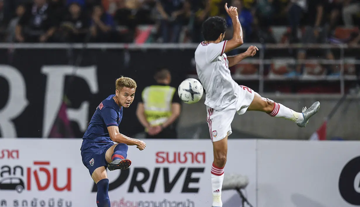 Theerathon Bunmathan bakal absen di laga final nanti karena akumulasi kartu kuning. Mantan bek Yokohama Marinos itu selalu mendapat kartu kuning pada dua leg semifinal melawan Vietnam. (AFP/Chalinee Thirasupa)