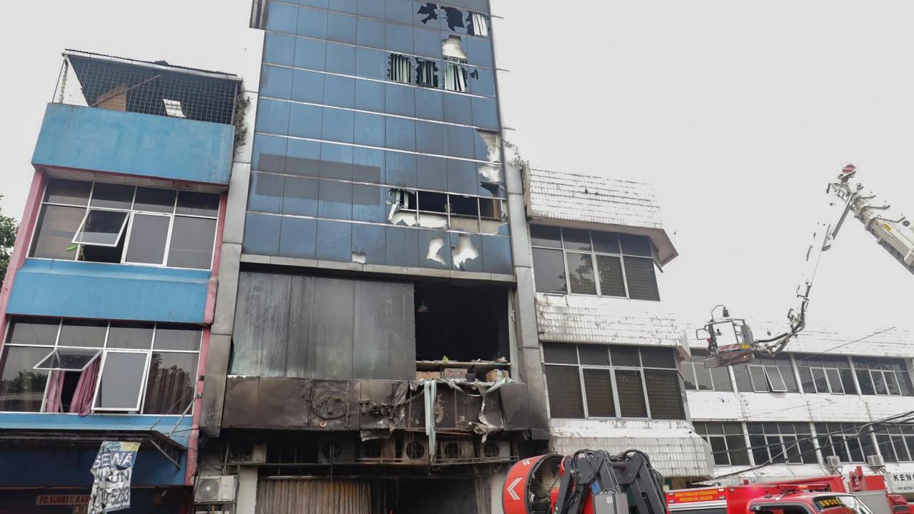FOTO: Kebakaran di Kantor Terra Drone Padam, Petugas Lanjutkan Proses Pendinginan