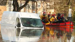 Sebuah kendaraan terlihat terendam banjir di wilayah York, Inggris utara, Minggu (27/12). Pada Sabtu (5/12). lalu Badai Desmond telah menerjang Inggris yang mengakibatkan ribuan rumah terendam air. (REUTERS/Phil Noble)