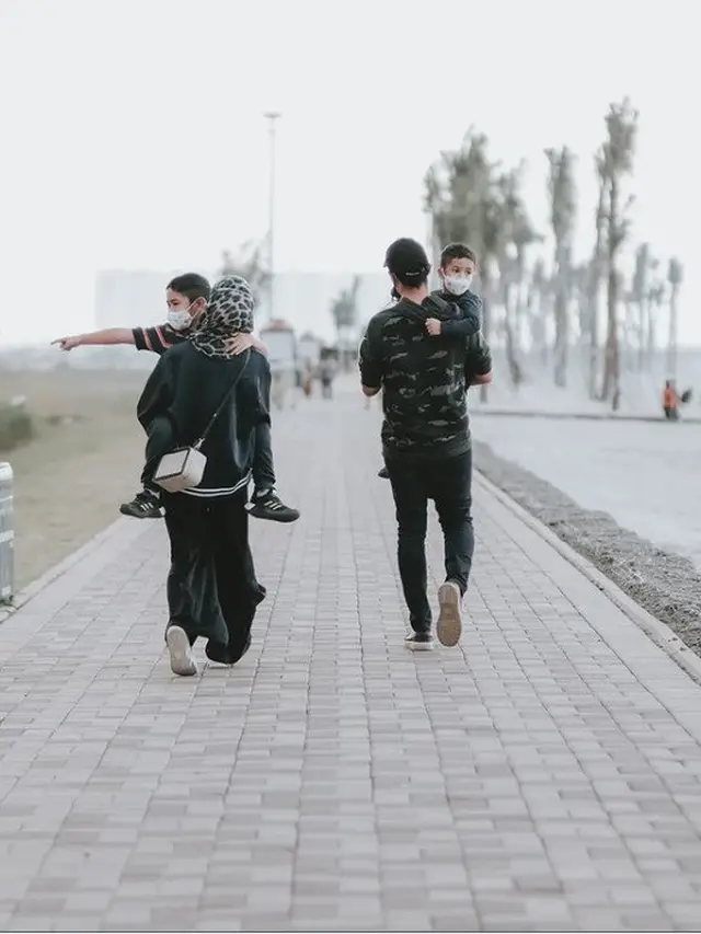 Potret keluarga Alyssa Seobandono dan Dude Harlino. (Foto: Instagram/ichasoebandono)