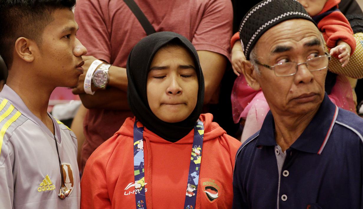 Atlet Judo Indonesia, Miftahul Jannah, tampak sedih usai gagal berlaga pada Asian Para Games di Jiexpo, Kemayoran, Jakarta, Senin (8/10/2018). Miftah didiskualifikasi karena enggan melepas hijab nya. (Bola.com/M Iqbal Ichsan)