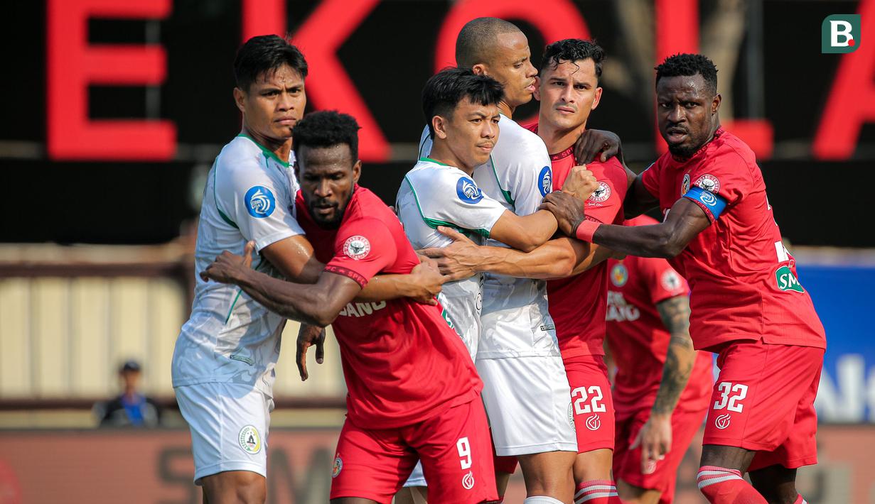 <p>Dua pemain Semen Padang, Kenneth Ngwoke (kanan) dan Cornelius Stewart (kiri) berusaha melepaskan diri dari kawalan para pemain PSS Sleman dalam situasi sepak pojok pada laga pekan ke-3 BRI Liga 1 2024/2025 di Lapangan STIK-PTIK, Jakarta Selatan, Senin (26/8/2024). (Bola.com/Bagaskara Lazuardi)</p>