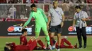 Kiper Timnas Indonesia U-22, Muhammad Riyandi, menghibur rekannya usai dikalahkan Vietnam U-22 pada laga final SEA Games 2019 di Stadion Rizal Memorial, Manila, Selasa (10/12). Indonesia kalah 0-3 dari Vietnam. (Bola.com/M Iqbal Ichsan)