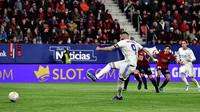Karim Benzema gagal mengeksekusi dua penalti saat Real Madrid bersua Osasuna pada laga pekan ke-33 La Liga di Estadio El Sadar, Kamis (21/4/2022) dini hari WIB. Kendati begitu, Madrid berhasil menang 3-1 atas Osasuna. (AP Photo/Alvaro Barrientos)