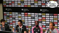 Pelatih PSG, Thomas Tuchel (paling kanan), pada konferensi pers ICC 2018 di Singapura. (Bola.com/Wiwig Prayugi)
