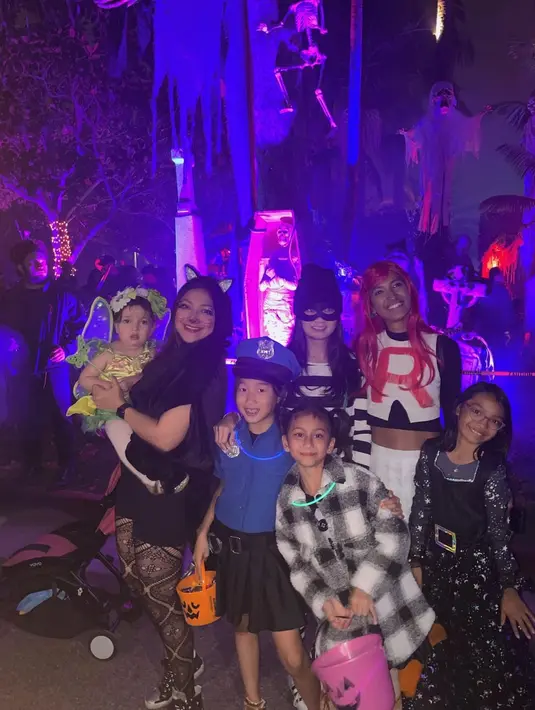Selain bareng keluarga, Rahma dan anak-anak juga rayakan Halloween bersama tetangga di Los Angeles. [Instagram @raazharita]
