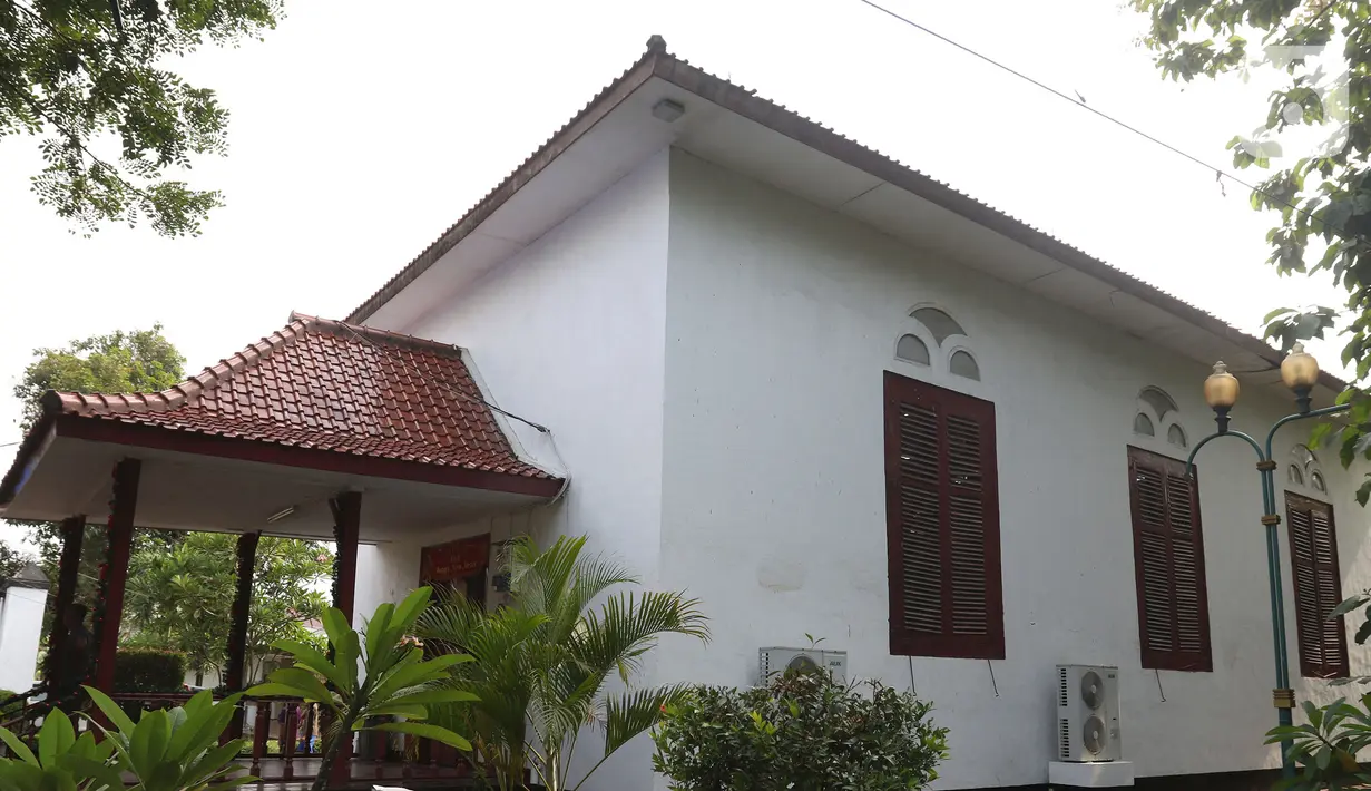 Suasana Gereja Tugu di Jakarta, Senin (23/12/2019). Sejumlah perlengkapan ibadah telah disiapkan untuk menyambut Natal. (Liputan6.com/Herman Zakharia)
