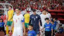 Timnas Indonesia saat melawan Australia pada R3 Kualifikasi Piala Dunia 2026 di Stadion Utama Gelora Bung Karno, Jakarta, Selasa (10/9/2024). (Bola.com/Bagaskara Lazuardi)