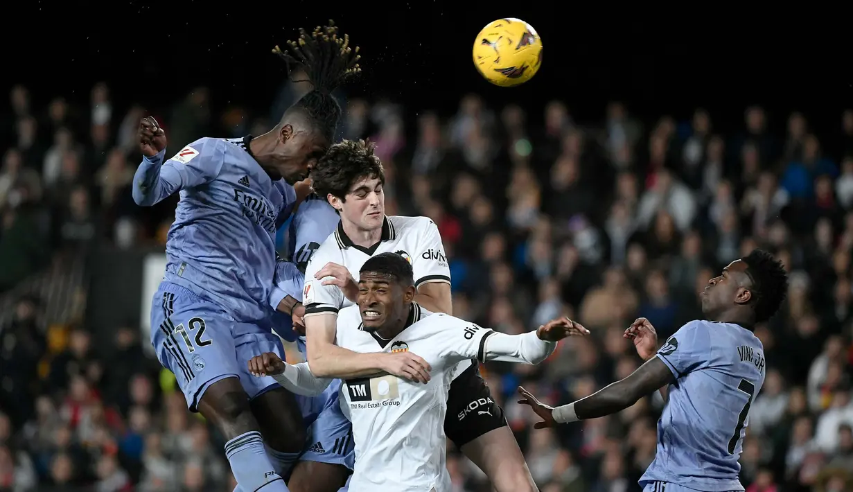 Bermain di Stadion Mestalla, Los Blancos harus puas berbagi angka dengan Valencia. (Jose Jordan/AFP)