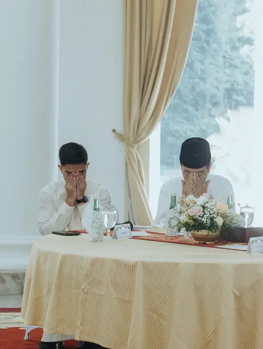 Kaesang Pangarep dan Jokowi saat berdoa dengan khusyuk. Ayah dan anak ini duduk berdampingan.