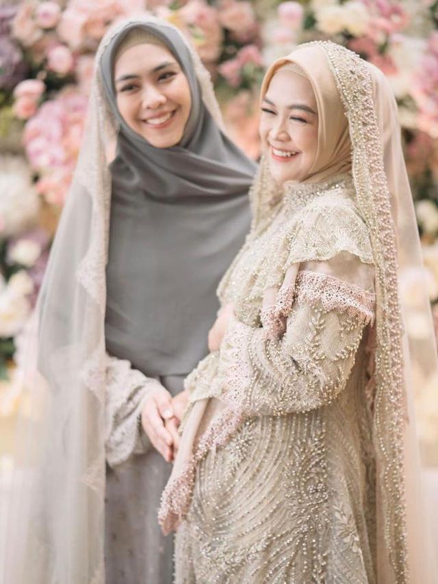 11 Potret Gaya Busana Ria Ricis di Pengajian 4 Bulan Kehamilan, Aura Cantik Bumil Kian Terpancar