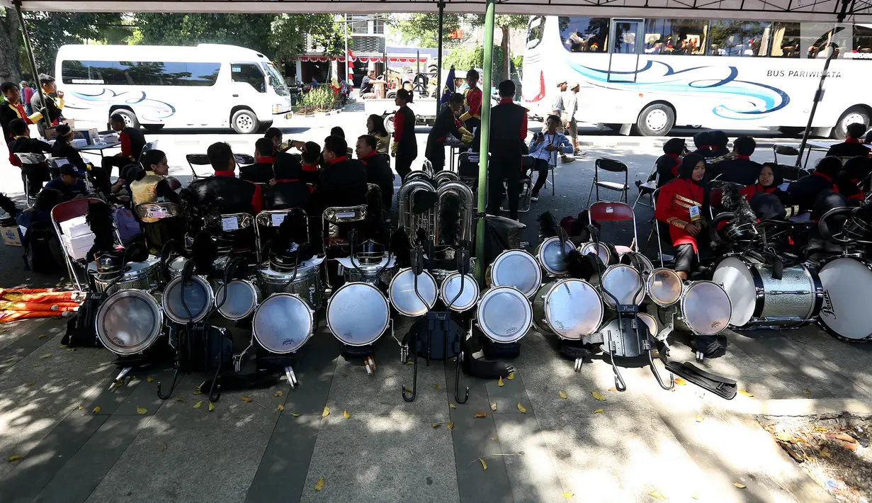 Alat musik marching band tergeletak sebelum dimulainya Karnaval Kemerdekaan Pesona Parahyangan 2017 di sekitar Gedung Sate, Bandung, Sabtu (26/8). Karnaval ini merupakan rangkaian dan penutupan HUT Kemerdekaan RI ke-72. (Liputan6.com/Johan Tallo)