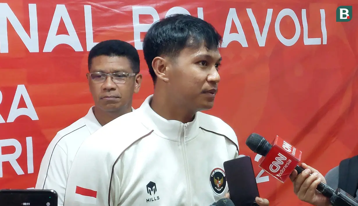 Atlet voli pantai putra Indonesia, Bintang Akbar, saat diwawancarai media dalam acara pelepasan menuju Asian Games 2026 di Padepokan Voli Jenderal Polisi Kunarto, Sentul, Bogor, Minggu (13/9/2026). Bintang bersama Sofyan Rachman Efendi membawa target meraih medali emas di Aichi-Nagoya, Jepang. (Bola.com/Arif Anggara Mulya)