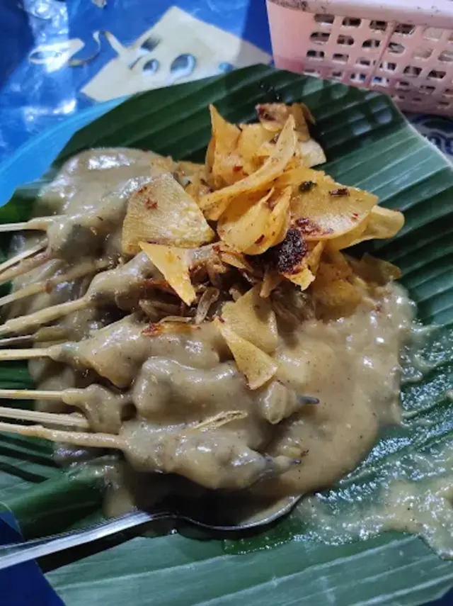6. Sate Padang Pak Datuk Diminati karena Kuah Kentalnya yang Penuh Rempah dan Menghangatkan Malam