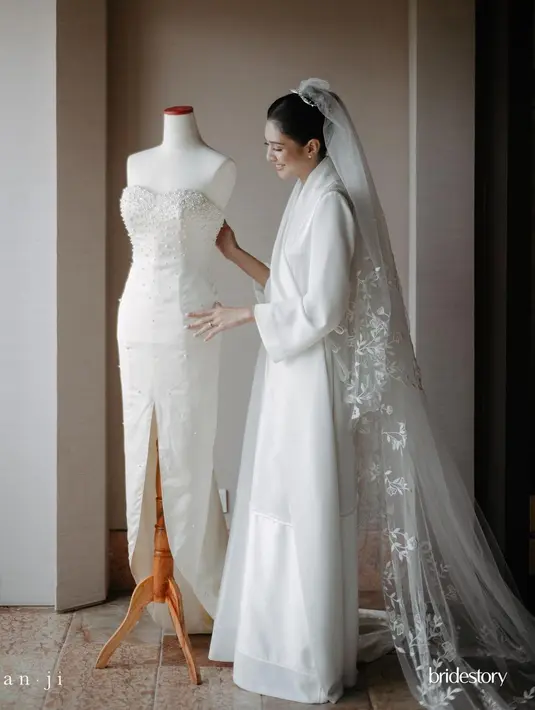 Terbuat dari bahan upcycle sutra satin ganda. Dihiasi dengan sulaman yang dikerjakan dengan tangan[@thebridestory]