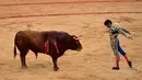 Matador Spanyol Cayetano menantang sekor banteng saat bertarung dalam Festival San Fermin, Pamplona, Spanyol, Jumat (12/7/2019). (AP Photo/Alvaro Barrientos)