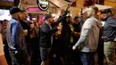 Pendukung Liverpool bernyanyi dan mendukung tim mereka di sebuah pub di alun-alun Campo de 'Fiori Roma, Italia (1/5). Liverpool akan menghadapi AS Roma di leg kedua semifinal Liga Champions. (AP Photo/Andrew Medichini )
