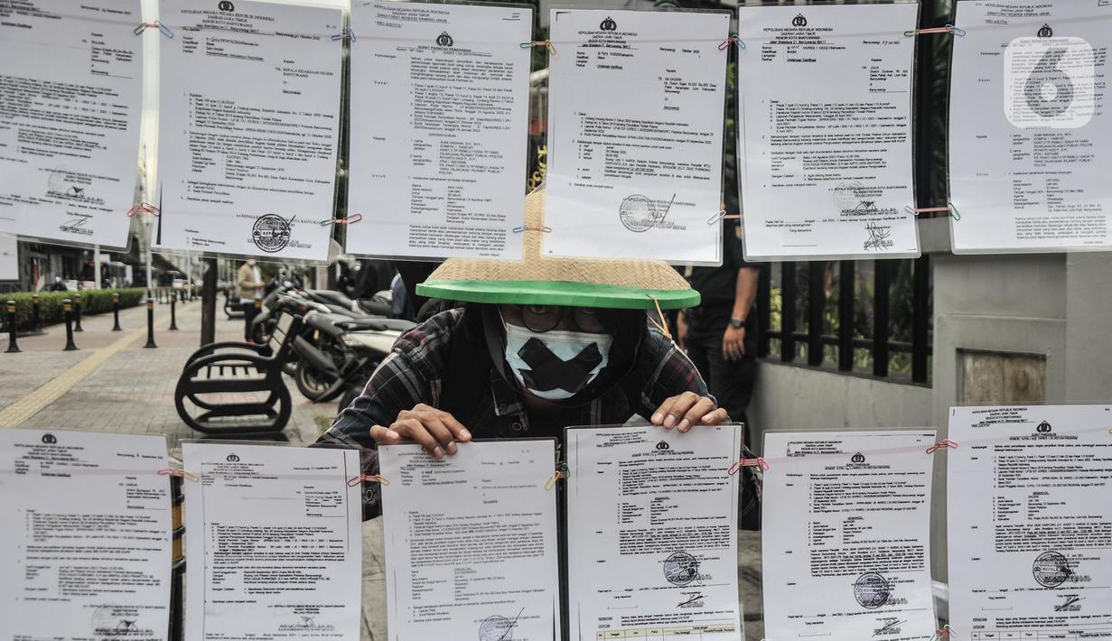 Aktivis Gerakan Rakyat untuk Kedaulatan Agraria menjejerkan salinan surat panggilan dari Polda Jawa Timur kepada tiga warga yang diduga dikriminalisasi saat aksi mogok makan di depan Kantor Kementerian ATR/BPN, Jakarta, Senin (20/2/2023). Dalam aksinya mereka mendesak Kapolri untuk membebaskan tiga petani yang ditangkap oleh pihak Kapolda Jatim. (merdeka.com/Iqbal S Nugroho)