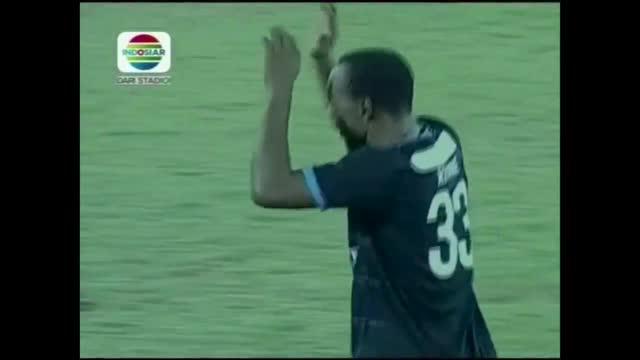 Gol dramatis Lancine Kone lewat sundulan kepala yang terjadi di injury time saat Arema Cronus melawan Persela Lamongan di Stadion Kanjuruhan, Malang, Selasa (1/9).