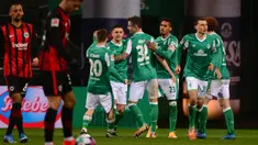 Para pemain Werder Bremen merayakan gol pertama ke gawang Eintracht Frankfurt yang dicetak bek Theodor Gebre Selassie dalam laga lanjutan Liga Jerman 2020/21 pekan ke-23 di Weserstadion, Bremen, Jumat (26/2/2021). Werder Bremen menang 2-1 atas Eintracht Frankfurt. (AFP/Patrik Stollarz/Pool)