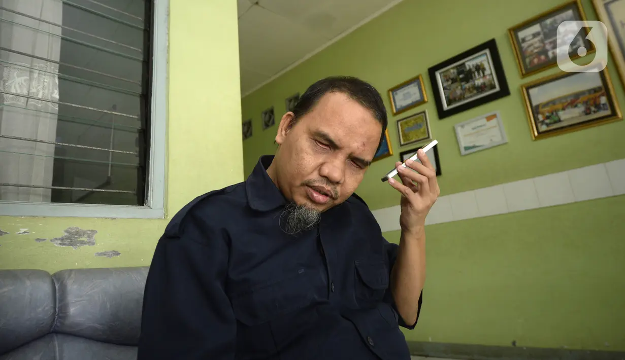 Kepala Sekolah Ade Ismail mengajar secara online di sekolah tunanetra Yayasan Raudlatul Makfufin, Buaran, Serpong, Tangerang Selatan, Banten, Senin (10/8/2020). Keterbatasan kuota internet membuat para guru membatasi waktu belajar yang berlangsung sejak pandemi COVID-19. (merdeka.com/Dwi Narwoko)