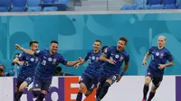 Penyerang Slovakia, Robert Mak (dua dari kiri) merayakan gol ke gawang Polandia pada laga Grup E Euro 2020 di Saint Petersburg Stadium in Saint Petersburg, Senin (14/6/2021). (AFP/EVGENIA NOVOZHENINA)