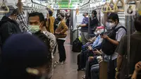 Penumpang berada di dalam rangkaian KRL di Stasiun KRL Commuter Line Sudirman, Jakarta, Jumat (30/12/2022). Sebelumnya, PT Kereta Commuter Indonesia (KCI) mengatakan, hingga saat ini, kenaikan tarif Commuter Line atau Kereta Rel Listrik (KRL) masih dalam pembahasan antara KCI dan pemerintah. (Liputan6.com/Faizal Fanani)