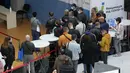 Orang-orang menunggu giliran di pusat vaksinasi di mal kota di Kyiv, Ukraina, Senin (1/11/2021). Otoritas Kyiv memerintahkan orang memiliki sertifikat vaksinasi atau tes Corona untuk memasuki transportasi umum, pusat perbelanjaan, pusat olahraga dll. (AP Photo/Efrem Lukatsky)