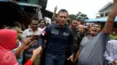 Cagub DKI Jakarta Agus Harimurti Yudhoyono disambut pedagang dan pengunjung Pasar Paseban, Jakarta Pusat, Jumat (11/11). Di pasar itu, Agus mengunjungi lapak para pedagang dan menampung berbagai keluhan serta masukan mereka. (Liputan6.com/Gempur M Surya)