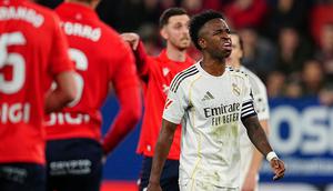 Ekspresi kesal pemain Real Madrid, Vinicius Jr dalam laga lanjutan Liga Spanyol saat melawan Osasuna di El Sadar Stadium, Pamplona, Spanyol, Sabtu (21/02/2026) waktu setempat. (AP Photo/Miguel Oses)