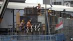 Para pekerja menyelesaikan proyek Tol Becakayu di Jalan Ahmad Yani, Senin (26/10/2020). Menteri Ketenagakerjaan Ida Fauziyah mengatakan bantuan subsidi gaji BPJS Ketenagakerjaan gelombang kedua akan cair pada awal November 2020. (Liputan6.com/Johan Tallo)