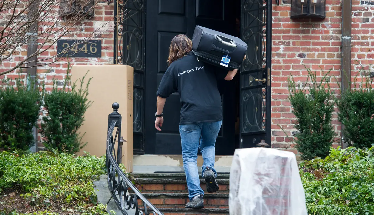 Pekerja memindahkan barang-barang keluarga Presiden Barack Obama ke rumah sewaan di lingkungan Kalorama dari Washington, 17 Januari 2017. Obama dan keluarga akan menempati rumah sewaan seharga USD 4,3 juta alias Rp 57,3 miliar. (AP Photo/Cliff Owen)