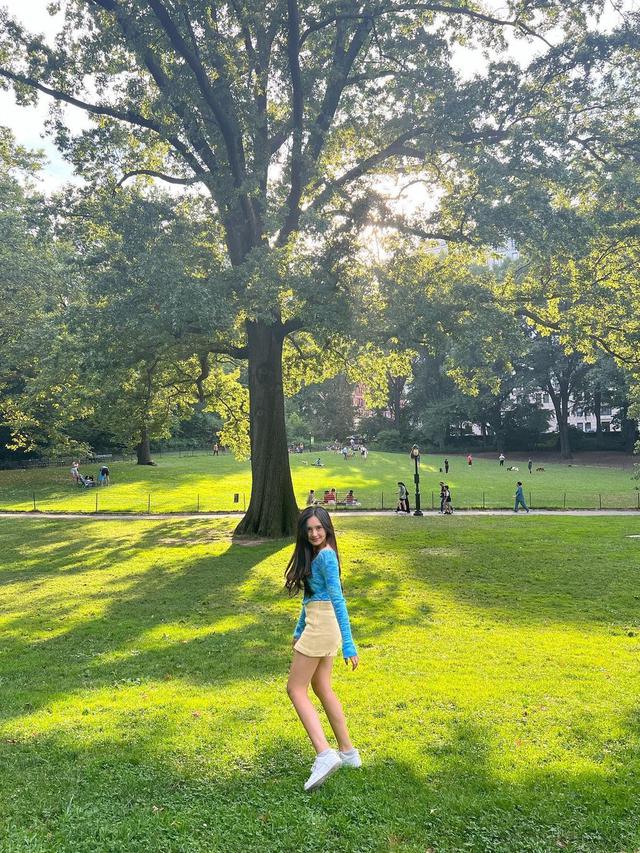 Beby Tsabina jalan-jalan di Central Park, New York City, Amerika Serikat (Foto: Instagram @bebytsabina)
