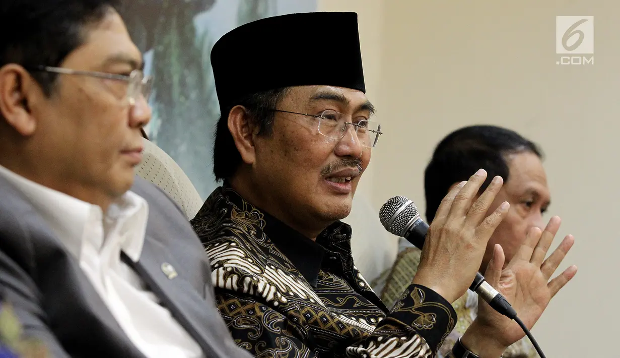 Pakar Hukum Tata Negara, Jimly Asshiddiqie memberikan pendapatnya saat diskusi Dialektika Demokrasi di Kompleks Parlemen, Senayan, Jakarta, Kamis (2/8). Diskusi tersebut membahas 'Kinerja Legislasi DPR RI'. (Liputan6.com/Johan Tallo)