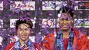 Tontowi Ahmad dan Liliyana Natsir saat menerima medali juara usai kalahkan ganda China pada ajang BWF World Championships 2017 di Emirates Arena, Glasgow (27/8/2017). Tontowi/Liliyana menang 15-21, 21-16, 21-15. (Jane Barlow(/PA via AP)