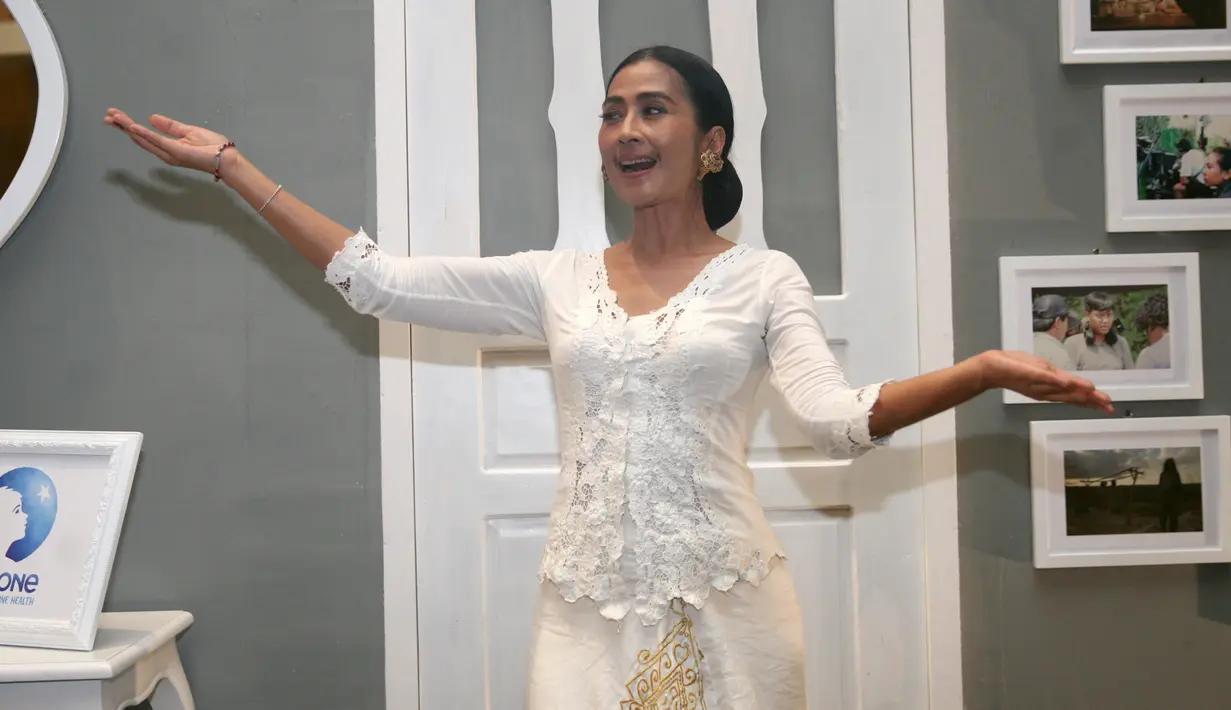 "Saya (tinggal) di Bali bolak-balik. Jadi saya di sini (Jakarta) sudah dua hari. Terus saya lihat kabar bandara sudah ditutup. Anak-anak saya enggak bisa pulang. Harusnya satu ada yang nari besok pagi. Tapi bandara tutup,"ujarnya.(Nurwahyunan/Bintang.com)