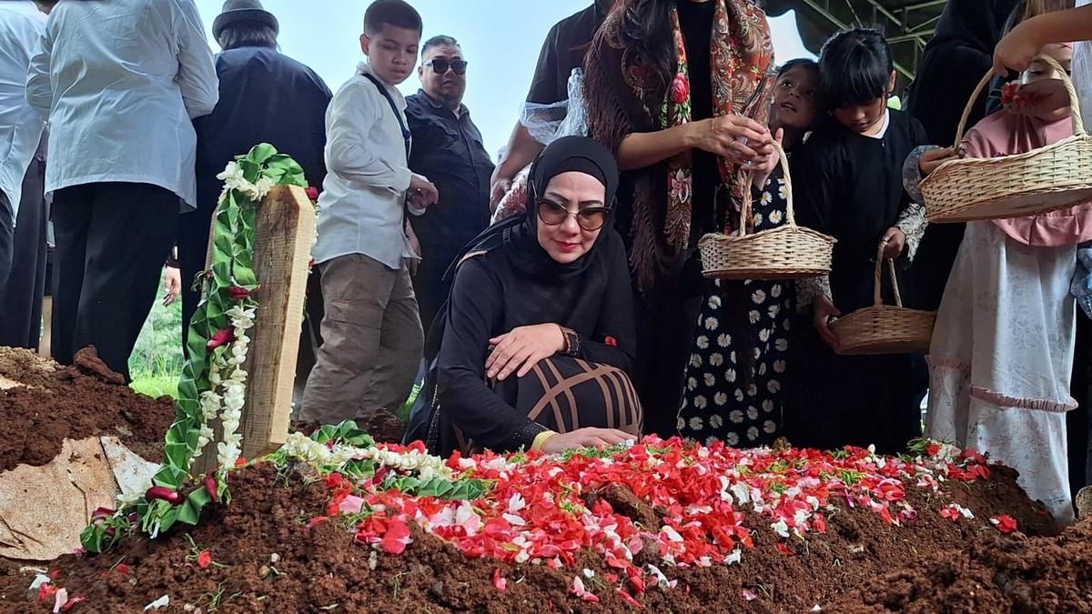 Tangis Venna Melinda Antarkan Jenazah sang Ayah ke Peristirahatan Terakhir