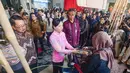 Ketua Dewan Komisioner Otoritas Jasa Keuangan (OJK Friderica Widyasari Dewi didampingi   Presiden Direktur BCA Gregory Hendra Lembong menyaksikan produk tas saat  kegiatan BCA UMKM Fest 2026 di Indonesia Arena, Senayan, Jakarta, Jumat, 21 Agustus 2026. (KLY/ Arie Basuki)