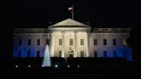 Gedung Putih menyala dengan warna biru dan putih, warna bendera Israel, sebagai bentuk solidaritas Amerika Serikat dengan Israel di Washington, Amerika Serikat, Senin (9/10/2023). (AP Photo/Jon Elswick)