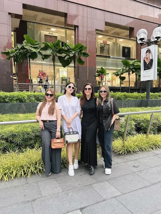 Maia Estianty tampil tak kalah memukau dibalut dress panjang tanpa lengan yang juga berwarna hitam.[Foto: Instagram/therealmomogeisha]