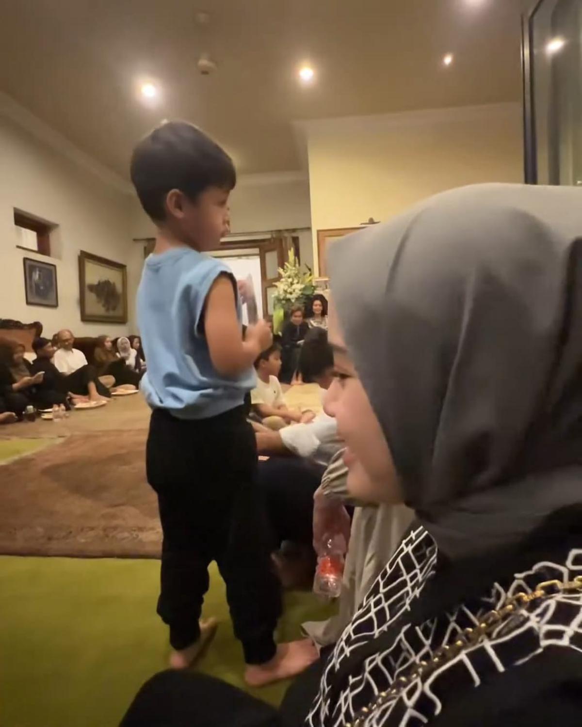 Potret Chand Kelvin dan Istri Hadiri Pengajian 7 Hari Meninggalnya Ayah Baim Wong