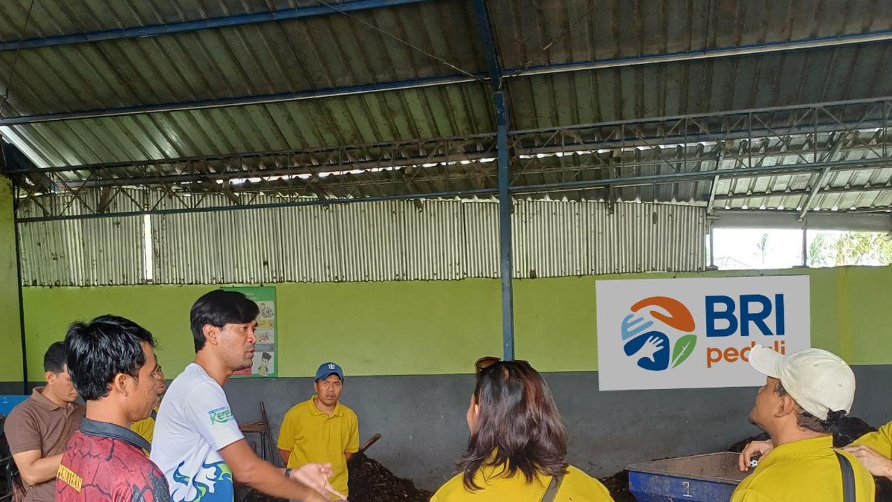 pelatihan ini tidak hanya bertujuan untuk meningkatkan kualitas pupuk, tetapi juga membuka peluang penguatan ekonomi melalui peningkatan nilai jual produk kompos.