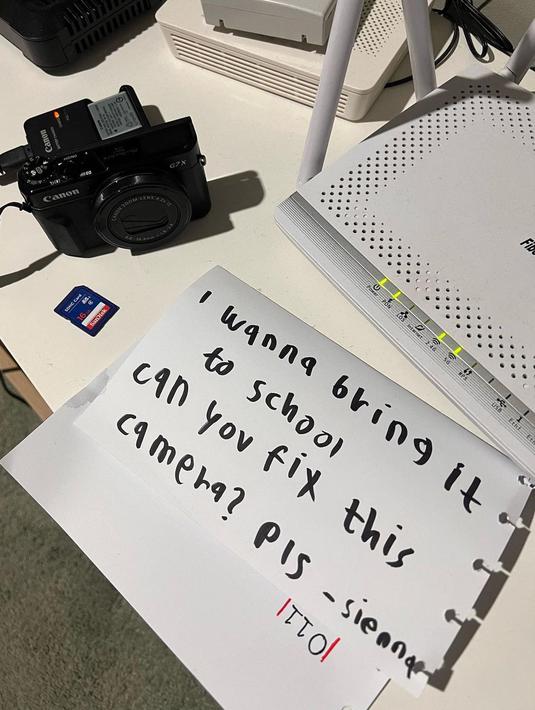 Anak yang romantis, Sienna tidak hanya tulis surat di hari ulang tahun, namun juga pernah menuliskan surat di momen lainnya, salah satunya tulis surat untuk meminta izin kepada Ben Kasyafani. Dalam surat ini tertulis Sienna ingin membawa kamera tersebut ke kamera dan meminta tolong untuk memperbaiki kamera tersebut. Sopan dan romantis, aksi Sienna ini banjir pujian warganet. (Liputan6.com/IG/@benkasyafani)