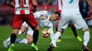 Striker Real Madrid Cristiano Ronaldo terjatuh saat membawa bola dalam pertandingan La Liga, Girona melawan Real Madrid di stadion Montilivi di Girona, Spanyol (29/10). Real Madrid harus menelan kekalahan 2-1 atas tuan rumah. (AFP Photo/Josep Lago)