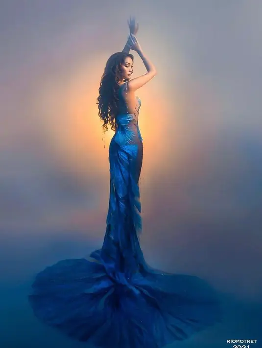 Gaun tersebut memiliki model slit dress dan detail mutiara seperti tetesan air. (Instagram/thesophiarogan).