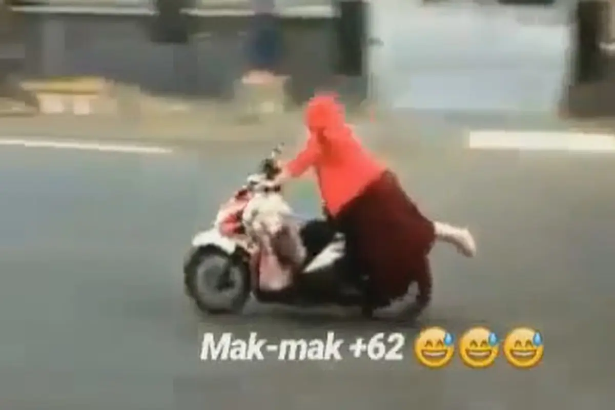 Sejalan dengan banyaknya wanita yang menggunakan motor, emak-emak sering kali disebut sebagai 'monster jalanan'.