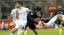 Pemain Inter Milan, Mauro Icardi (kanan) saat berebut bola dengan pemain Chievo, Alessandro Gamberini pada lanjutan Serie A di San Siro stadium, Milan, (14/1/2017). Inter menang 3-1. (AP/Luca Bruno)