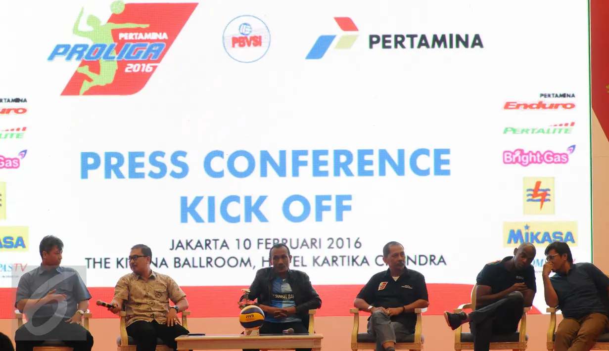 Enam manager tim voli putra Pertamina Proliga 2016 dihadirkan saat jumpa pers peluncuran kompetisi tertinggi voli Indonesia, Jakarta, Rabu (10/2/2016). Kompetisi ini bergulir di delapan kota besar pada 19 Feb-15 Mei 2016. (Liputan6.com/Helmi Fithriansyah)