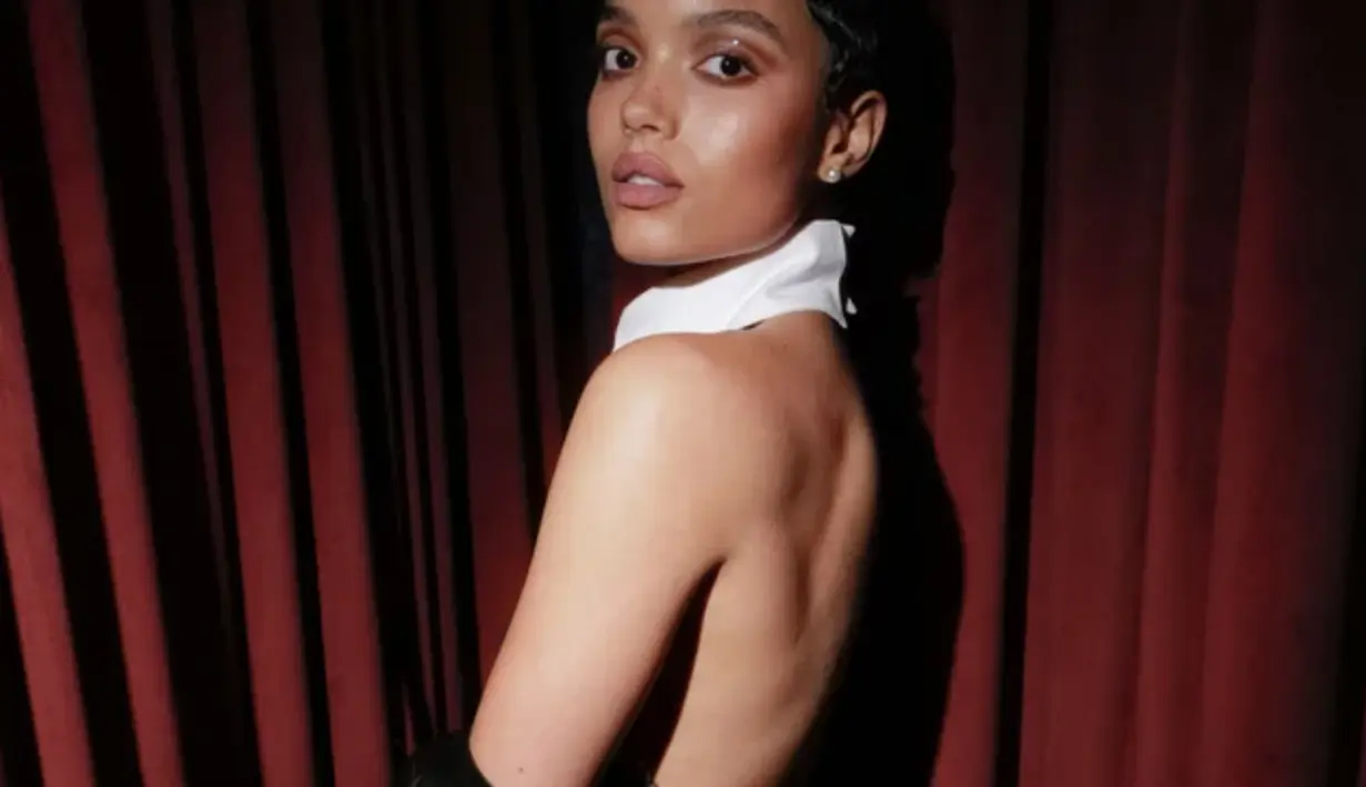 Whitney Peak tampak begitu unik dengan gaya Hollywood Glam yang menawan. Tampilan sleek sukses ciptakan kesan stylish yang menjanjikan.